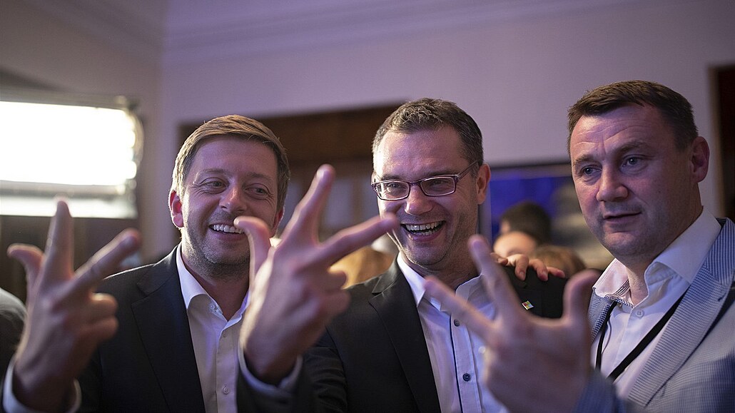 Zástupci STAN ve volebním �tábu (ilustra�ní foto): Zleva Vít Raku�an, Stanislav Pol�ák a Martin P�ta.