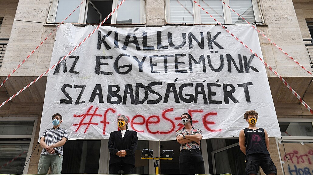 Za svobodu své univerzity stávkovali v Budapešti předloni studenti dramatických...