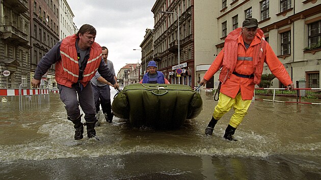Povodeň století: Z opuštěných pražských čtvrtí jsou města duchů. V Česku bylo čtvrt milionu lidí bez domova