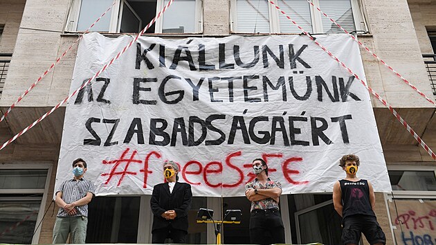 Za svobodu své univerzity stávkovali v Budapeti pedloni studenti dramatických...