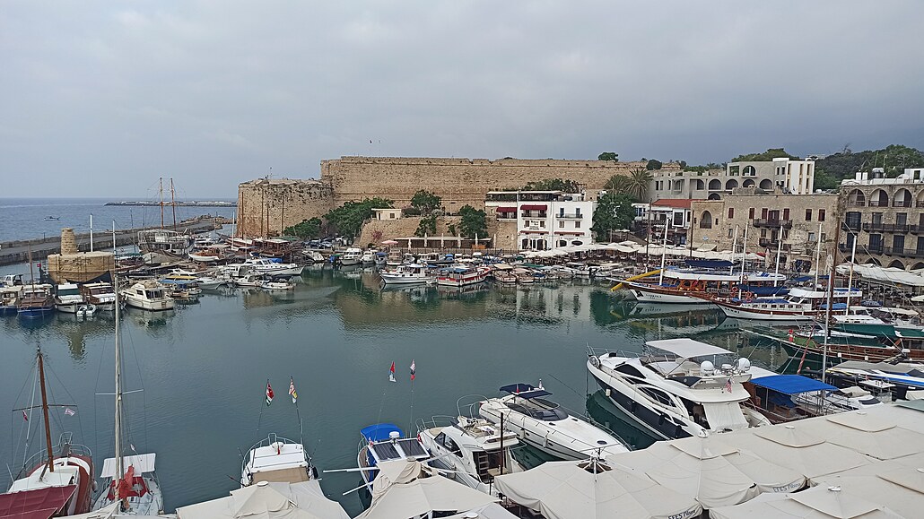 Turisticky vytí�ená je p�edev�ím jeho ji�ní polovina, práv� proto je ale...