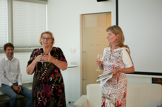 �editelka �esko-n�meckého fondu budoucnosti Petra Ernstbergerová (vlevo) a...