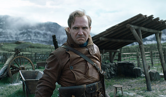 Vévoda Oxford (Ralph Fiennes) doká�e jako ka�dý správný britský �lechtic...