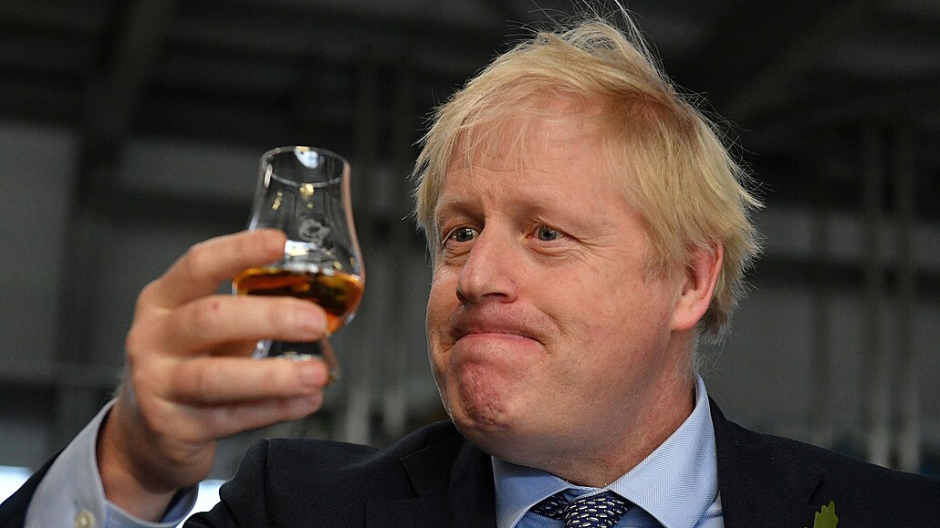 Britský premiér Boris Johnson ochutnává whisky při návštěvě palírny nedaleko...