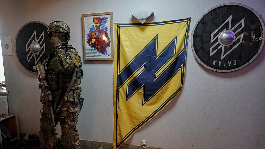 O ukrajinském pluku Azov šíří ruská propaganda všemožné výmysly včetně toho, že...