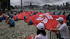 Proíntí aktivisté drí vlajky íny a Hongkongu bhem oslav 25. výroí...