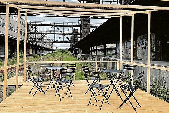 Setkání �idlí a stolk� se zelení v koleji�ti. Nákladové nádra�í �i�kov nabízí...