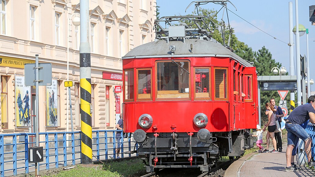 Z Tábora opt vyráí Kiíkv elektromotorový vz Elinka, kterým se lze svést...