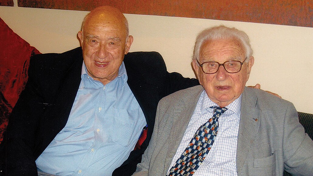 Hugo Marom a jeho zachránce. Na snímku s Nicholasem Wintonem (vpravo), mu�em,...