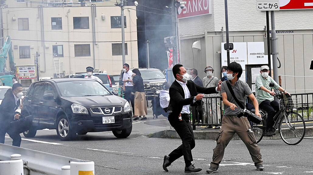Zatýkání mu�e, který z�ejm� spáchal atentát na bývalého premiéra Japonska...