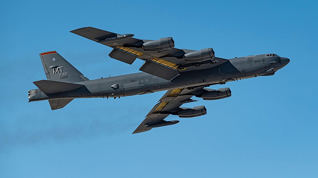 Hypersonickou raketu ARRW vypustil u pobeí Kalifornie bombardér B-52...