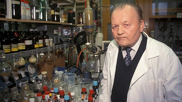 Profesor Antonn Hol z stavu organick chemie a biochemie Akademie vd. Hol je tvrcem prozatm nejinnjho lku proti nemoci AIDS a rovn zatm nejinnjho prepartu Hespera proti nebezpen loutence typu B.