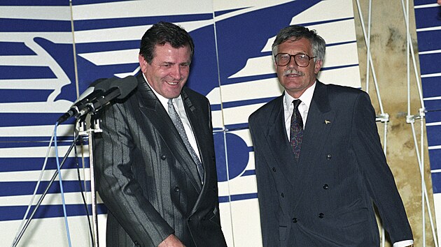 Tiskov konference pedsed HZDS Vladimra Meiara (vlevo) a ODS Vclava Klause po 3. kole jednn se konala 17. ervna ped sdlem ODS.