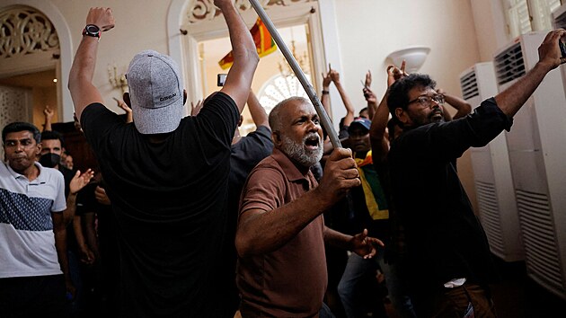 Demonstranti v prezidentském paláci v Kolombu po útku prezidenta