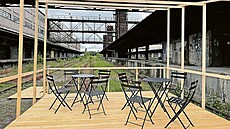 Setkání židlí a stolků se zelení v kolejišti. Nákladové nádraží Žižkov nabízí...
