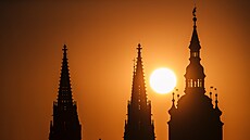 Slunce vychází za katedrálou Sv. Víta na Pražském hradě.