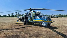 Bojový vrtulník Mi-24, který esko vnovalo Ukrajin.