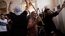 Demonstranti v prezidentském paláci v Kolombu po útěku prezidenta | na serveru Lidovky.cz | aktuální zprávy