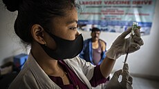Indická zdravotní sestra chystá vakcínu proti covidu
