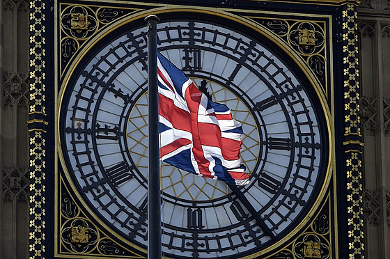 Britská vlajka p�ed Westminstrem (18. dubna 2017).