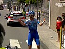 Tour de France 2022, 18. etapa: Jack Bauer se vzteká na idie motorky.
