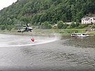 Vrtulník nabírá vodu v Labi u Henska.