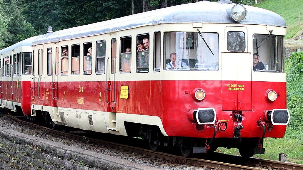 Historický vlak na trati mezi Tanvaldem a Koenovem