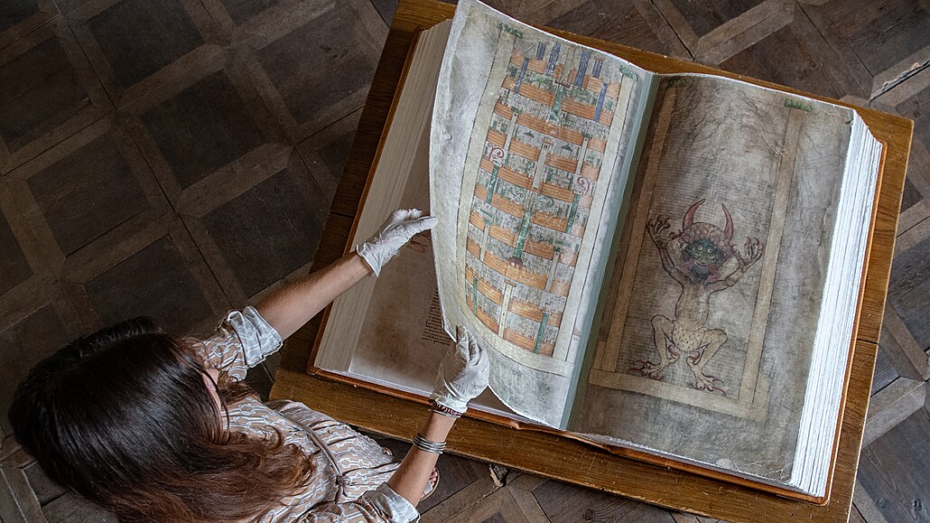 Největší rukopisná kniha světa. Benediktinský klášter v Broumově vystaví kopii...