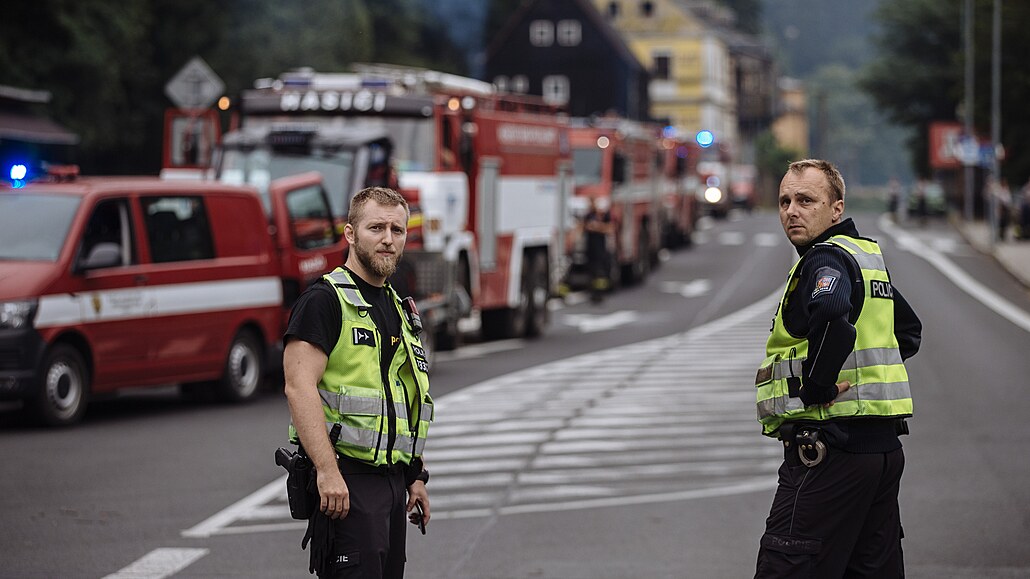 Lesní po�ár v �eském �výcarsku se p�es noc na úterý podle obav hasi�� roz�í�il.