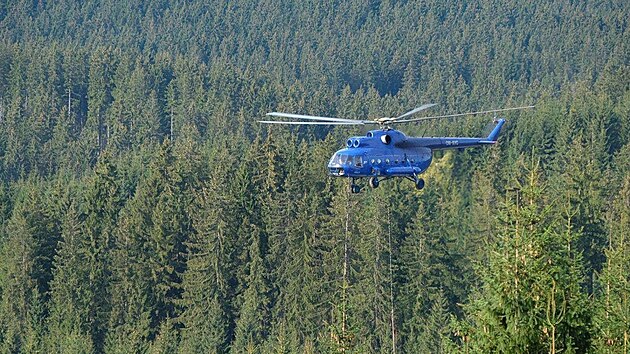 Vrtulnk MI-8, kter spolenost CSG bezplatn poskytla na haen por v eskm vcarsku.