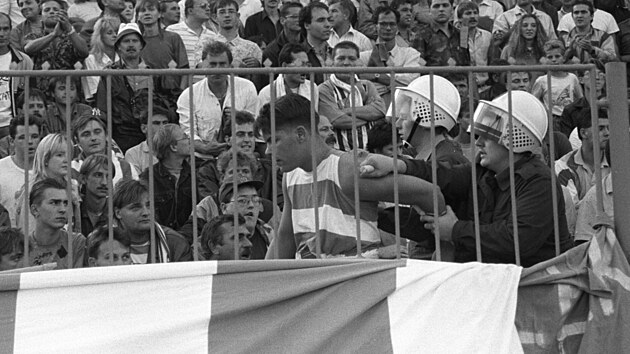 Na rok 1992 nezapomínáme. Maďarští fanoušci před týdnem při prvním duelu na Ferencvárosi připomněli, jak se do nich před třiceti lety v Bratislavě pustili slovenští policisté. Spousta diváků skončila se zraněním v nemocnici kvůli vzájemným potyčkám i po zásahu bezpečnostních složek.