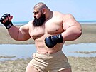 Pifouknutý Sajad Gharibi, alias Íránský Hulk.