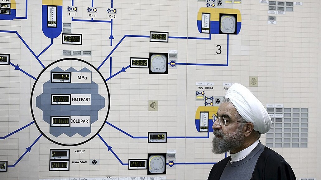 Íránský prezident Hassan Rúhání v roce 2015 na návštěvě jaderné elektrárny v...