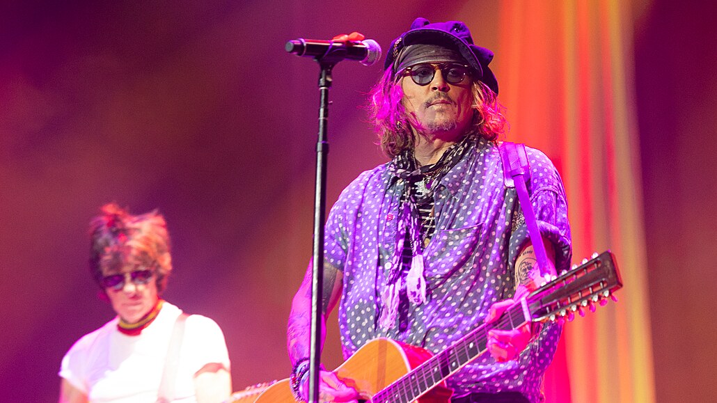 Pražský koncert. Jeff Beck a Johnny Depp letos v červenci společně vystoupili v...