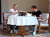 Prezident Vladimir Putin a tehdejší premiér Dmitrij Medveděv v srpnu 2015.