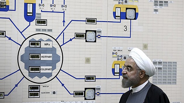 Íránský prezident Hassan Rúhání v roce 2015 na návtv jaderné elektrárny v...