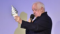 Režisér Jim Sheridan s festivalovou trofejí. | na serveru Lidovky.cz | aktuální zprávy