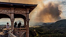 Kouř viditelný z Mariiny vyhlídky u Jetřichovic by měl podle hasičů už brzy... | na serveru Lidovky.cz | aktuální zprávy