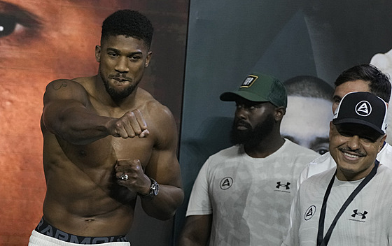 Anthony Joshua na vá�ení rozdával úsm�vy.