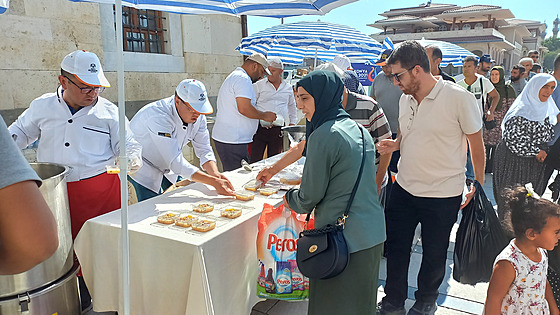 Zm�stnanci konyanské radnice rozdávají p�ed me�itou sladkou a�úru