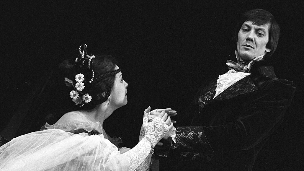 V Lermontovov Makarád s Vandou varcovou na scén Divadla ABC v roce 1973.