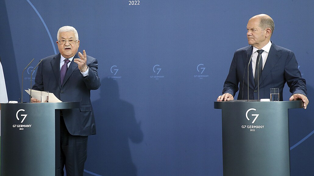 Palestinský prezident Mahmoud Abbas (vlevo) hovoí, zatímco nmecký kanclé...