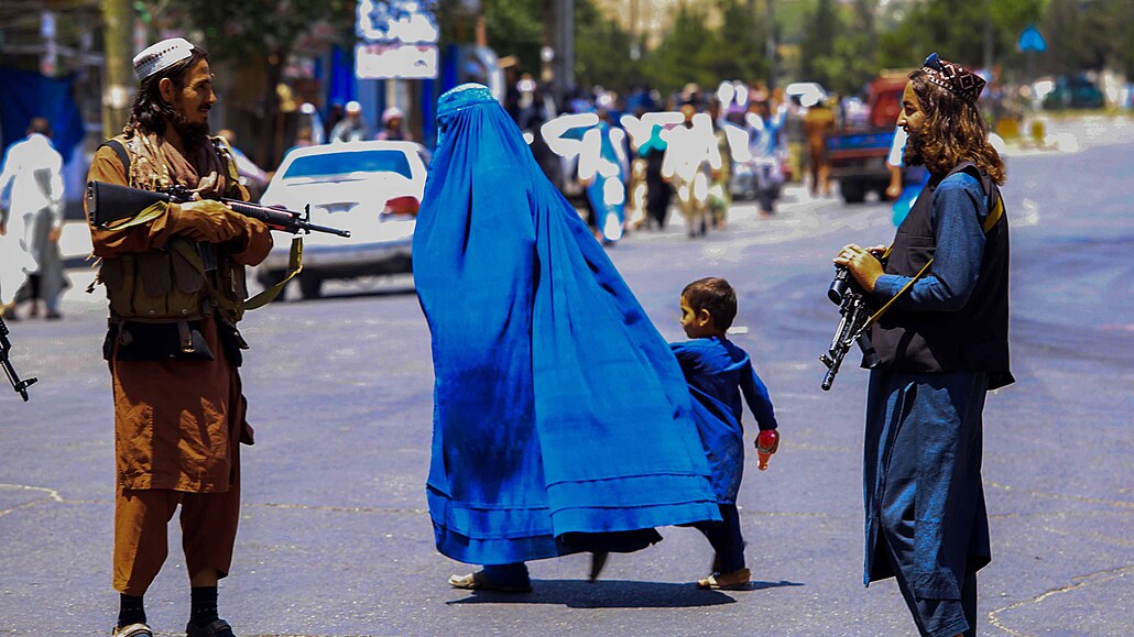 Talibanští ozbrojenci dohlížejí v ulicích Kábulu na pořádek i na dodržování...