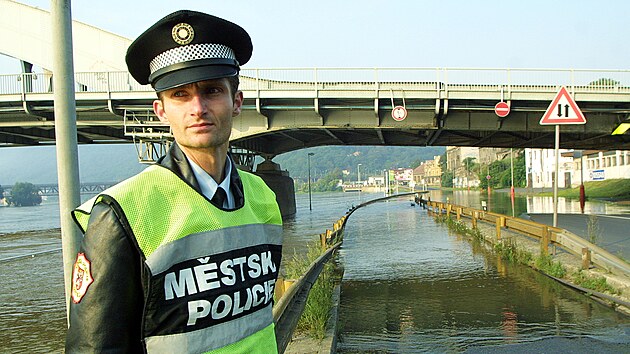 Ped 20 lety. Stráník Mstské policie v Ústí nad Labem hlídkuje u zaplavené...