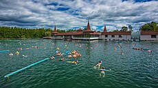 Unikátní Hévíz leí pár kilometr od Balatonu. Vyhláený je díky termálnímu...