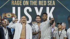 Anthony Joshua na vá�ení rozdával úsm�vy.
