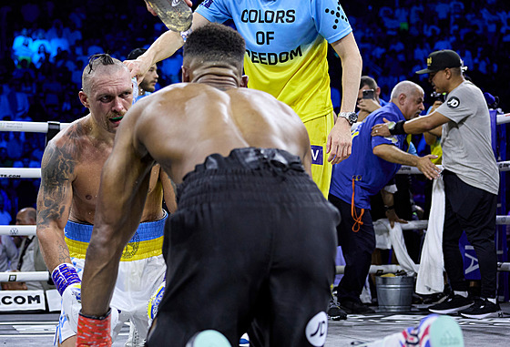 Oleksandr Usyk a Anthony Joshua po zápase.