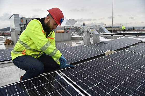 Montá� solárních panel� na bytový d�m