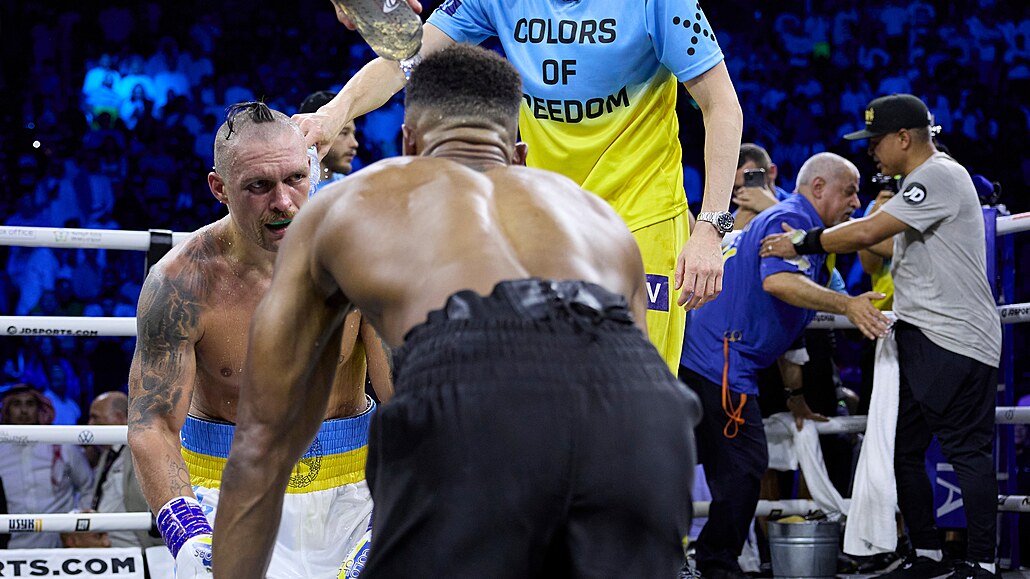 Oleksandr Usyk a Anthony Joshua po zápase.