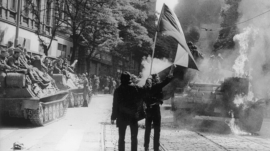 Sovtské tanky u rozhlasu v Praze 21. srpna 1968